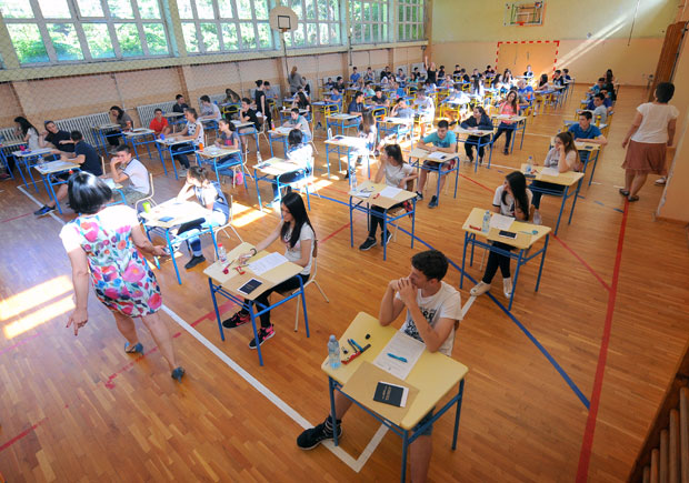 ИСТРАГА У 28 ШКОЛА: Решења Вајбером стизала до деце